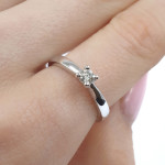 Klasisks baltā zelta saderināšanās gredzens ar dimantu (3031), Klasiskie saderināšanās gredzeni, Zelta standarts: 585, Produkta foto svars: 3.07 g, Dārgakmeņi: Izcili, Dārgakmens svars ct.: 0.10-0.19 ct, Dārgakmens svars: 0.13 ct - Pielāgotas rotājumlietas