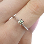 Baltā zelta saderināšanās gredzens ar izsmalcinātu dimantu (3032), Klasiskie saderināšanās gredzeni, Zelta standarts: 585, Produkta foto svars: 2.14 g, Dārgakmeņi: Izcili, Dārgakmens svars ct.: 0.10-0.19 ct, Dārgakmens svars: 0.19 ct - Pielāgotas rotājumlietas