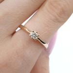 Rozā zelta saderināšanās gredzens ar dimantu (3036), Klasiskie saderināšanās gredzeni, Zelta standarts: 585, Produkta foto svars: 2.37 g, Dārgakmeņi: Izcili, Dārgakmens svars ct.: 0.10-0.19 ct, Dārgakmens svars: 0.16 ct - Pielāgotas rotājumlietas