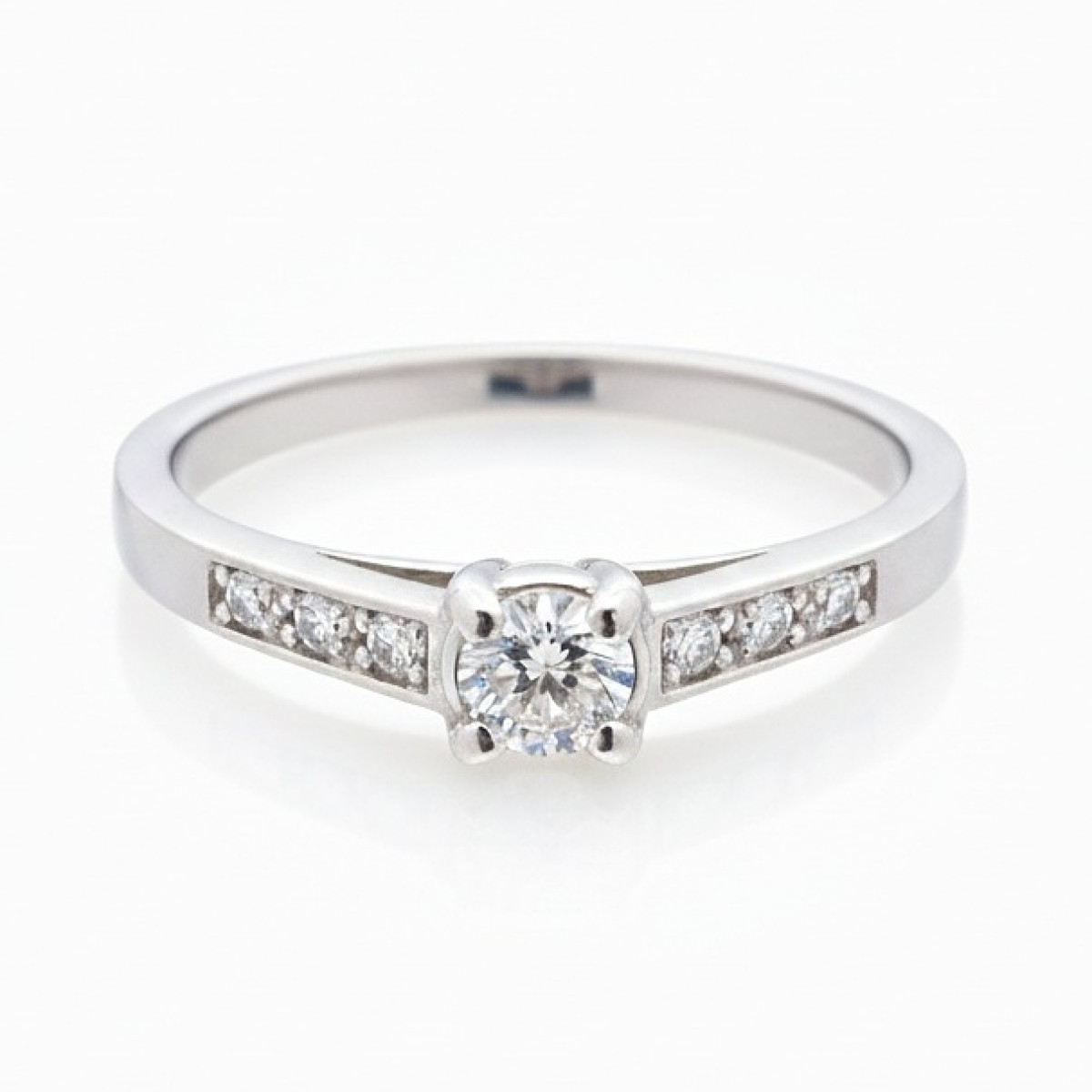 Baltā zelta saderināšanās gredzens ar dimantiem (3037), Mūsdienīgi saderināšanās gredzeni, Zelta standarts: 585, Produkta foto svars: 1.79 g, Dārgakmeņi: Izcili, Dārgakmens svars ct.: 0.20-0.29 ct, Dārgakmens svars: 0.16 ct, Papildu dārgakmeņu svars: 0.06 ct - Rotājumlietas internetā