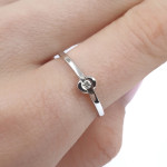 Minimālistisks baltā zelta saderināšanās gredzens ar dimantu (3038), Klasiskie saderināšanās gredzeni, Zelta standarts: 585, Produkta foto svars: 1.48 g, Dārgakmeņi: Izcili, Dārgakmens svars ct.: 0.01-0.09 ct, Dārgakmens svars: 0.02 ct - Pielāgotas rotājumlietas