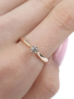 Rozā zelta saderināšanās gredzens ar dimantu (3039), Klasiskie saderināšanās gredzeni, Zelta standarts: 585, Produkta foto svars: 1.75 g, Dārgakmeņi: Izcili, Dārgakmens svars ct.: 0.10-0.19 ct, Dārgakmens svars: 0.12 ct - Pielāgotas rotājumlietas