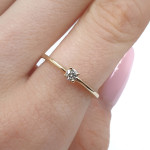 Dzeltenā zelta klasiskais saderināšanās gredzens ar dimantu (3051), Klasiskie saderināšanās gredzeni, Zelta standarts: 585, Produkta foto svars: 1.77 g, Dārgakmeņi: Izcili, Dārgakmens svars ct.: 0.10-0.19 ct, Dārgakmens svars: 0.107 ct - Pielāgotas rotājumlietas