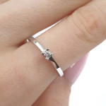 Baltā zelta minimālisma saderināšanās gredzens ar dimantu (3052), Klasiskie saderināšanās gredzeni, Zelta standarts: 585, Produkta foto svars: 1.77 g, Dārgakmeņi: Izcili, Dārgakmens svars ct.: 0.01-0.09 ct, Dārgakmens svars: 0.04 ct - Pielāgotas rotājumlietas