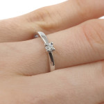 Baltā zelta saderināšanās gredzens ar dimantu (3053), Klasiskie saderināšanās gredzeni, Zelta standarts: 585, Produkta foto svars: 1.68 g, Dārgakmeņi: Izcili, Dārgakmens svars ct.: 0.01-0.09 ct, Dārgakmens svars: 0.05 ct - Pielāgotas rotājumlietas