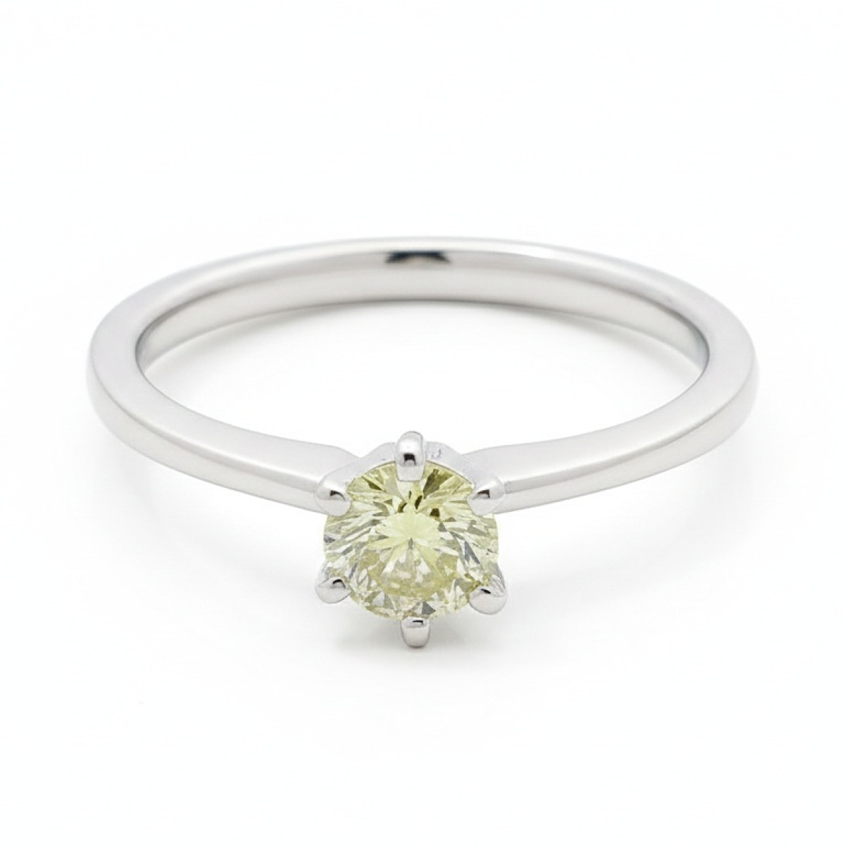 Baltā zelta saderināšanās gredzens ar "Fancy" dimantu (3057), Klasiskie saderināšanās gredzeni, Zelta standarts: 585, Produkta foto svars: 1.88 g, Dārgakmeņi: Izcili, Dārgakmens svars ct.: 0.30-0.69 ct, Dārgakmens svars: 0.30 ct - Rotājumlietas internetā