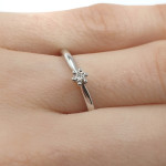 Klasisks baltā zelta saderināšanās gredzens ar dimantu (3060), Klasiskie saderināšanās gredzeni, Zelta standarts: 585, Produkta foto svars: 1.87 g, Dārgakmeņi: Izcili, Dārgakmens svars ct.: 0.01-0.09 ct, Dārgakmens svars: 0.06 ct - Pielāgotas rotājumlietas