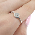 Minimālistisks saderināšanās gredzens ar dimantu (3062), Klasiskie saderināšanās gredzeni, Zelta standarts: 585, Produkta foto svars: 1.68 g, Dārgakmeņi: Izcili, Dārgakmens svars ct.: 0.01-0.09 ct, Dārgakmens svars: 0.03 ct - Pielāgotas rotājumlietas