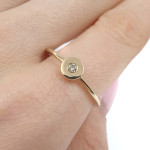 Dzeltenā zelta saderināšanās gredzens ar konjaka dimantu (3063), Klasiskie saderināšanās gredzeni, Zelta standarts: 585, Produkta foto svars: 1.73 g, Dārgakmeņi: Izcili, Dārgakmens svars ct.: 0.01-0.09 ct, Dārgakmens svars: 0.04 ct - Pielāgotas rotājumlietas