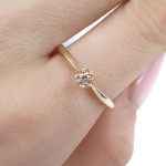 Zelta gredzens ar dimantu "Leonora" (3065), Klasiskie saderināšanās gredzeni, Zelta standarts: 585, Produkta foto svars: 2.05 g, Dārgakmeņi: Izcili, Dārgakmens svars ct.: 0.01-0.09 ct, Dārgakmens svars: 0.06 ct - Pielāgotas rotājumlietas