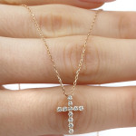 Rozā zelta ķēdīte ar dimanta krustiņu (561), Krusti, Zelta standarts: 585, Produkta foto svars: 1.87 g, Dārgakmeņi: Izcili, Dārgakmens svars ct.: 0.10-0.19 ct, Dārgakmens svars: 0.14 ct - Pielāgotas rotājumlietas