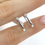 Baltā zelta auskari ar dimantiem un angļu aizdari (706), Auskari ar angļu aizdari, Zelta standarts: 585, Produkta foto svars: 1.90 g, Dārgakmeņi: Izcili, Dārgakmens svars ct.: 0.01-0.09 ct, Dārgakmens svars: 0.05 ct - Personalizētas rotājumlietas