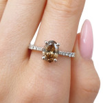 Baltā zelta gredzens ar konjaka briljantu (3227), Halo, Zelta standarts: 585, Produkta foto svars: 3.12 g, Dārgakmeņi: Izcili, Dārgakmens svars: 1.24 ct, Dārgakmens svars ct.: 1.51-2.00 ct, Papildu dārgakmeņu svars: 0.25 ct - Pielāgotas rotājumlietas
