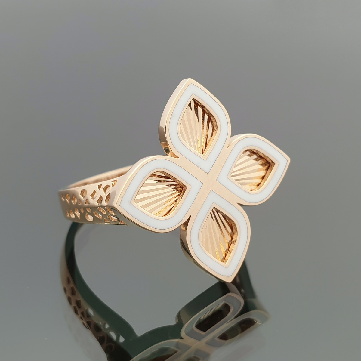 Moteriškas auksinis žiedas "Balta gėlė" (1217) 1
