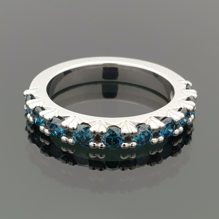 Išskirtinis žiedas dekoruotas mėlynų deimantų juostele (1895)