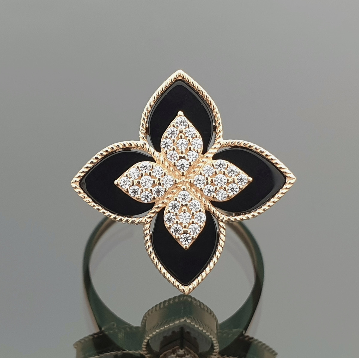 Moteriškas auksinis žiedas "Juoda gėlė" (1279)