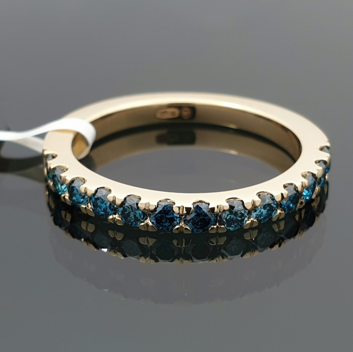 Geltono aukso žiedas dekoruotas mėlynų deimantų juostele (2020)