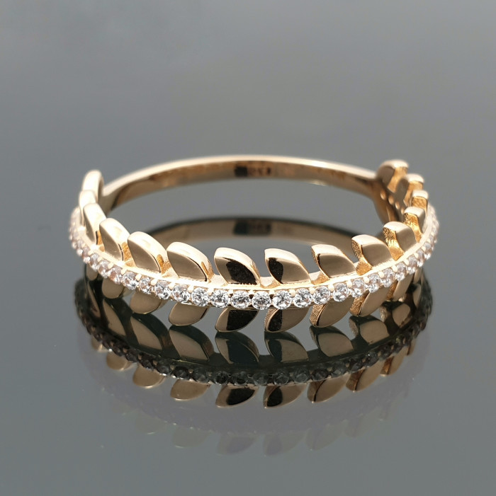  Gold ring with eyelets (1352)