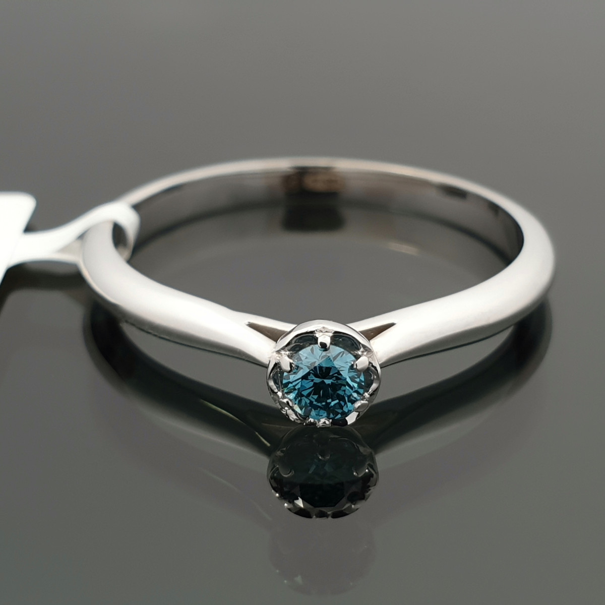 Balto aukso žiedas su mėlynu deimantu (2139) 1