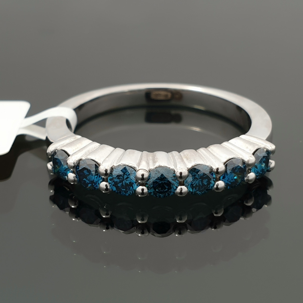 Balto aukso žiedas su mėlynų deimantų juostele (2140) 1
