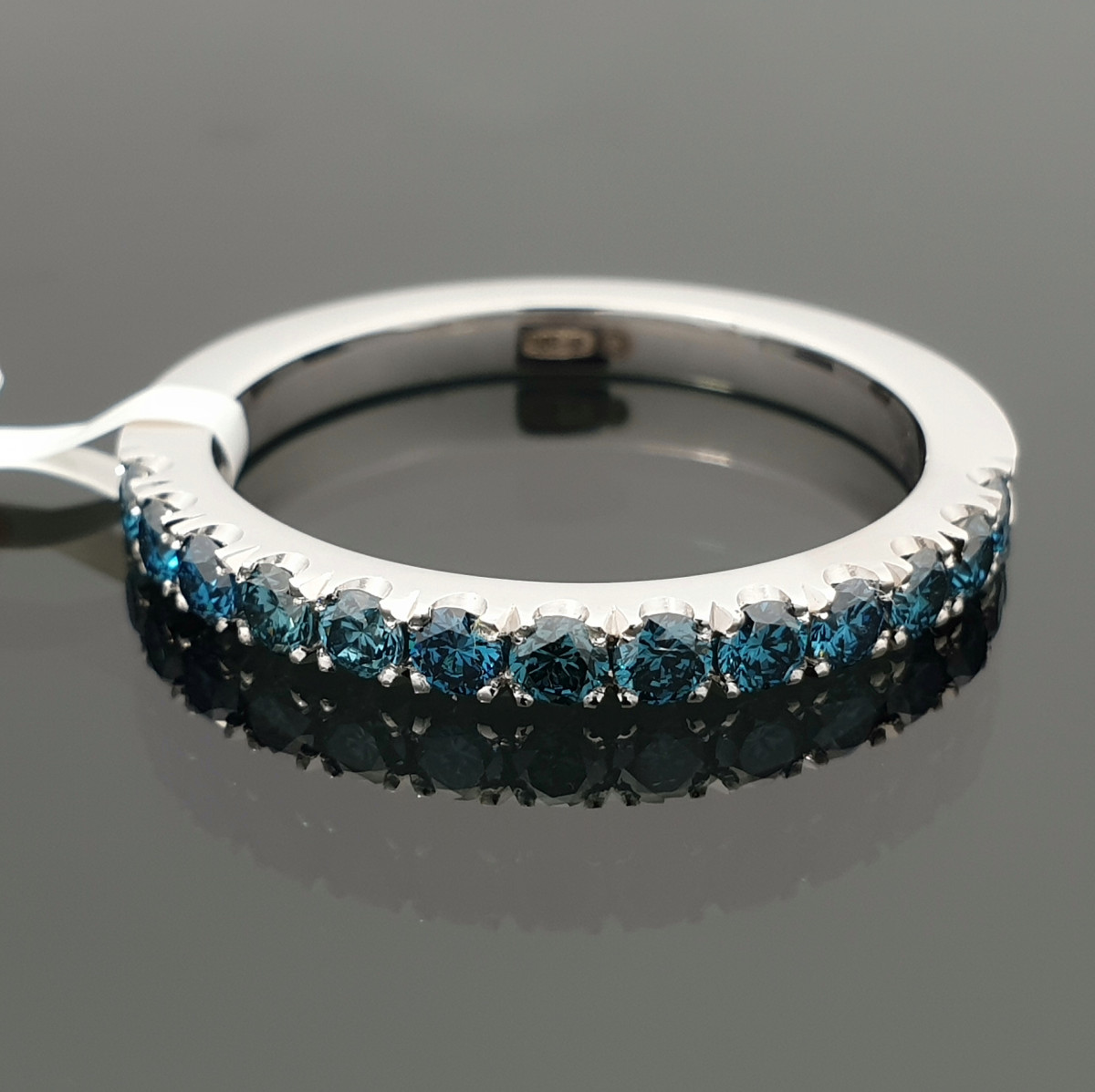 Balto aukso žiedas su mėlynų deimantų juostele (2141) 1