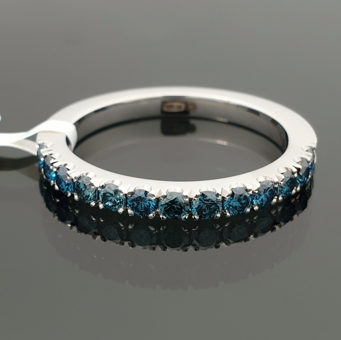 Balto aukso žiedas su mėlynų deimantų juostele (2141)