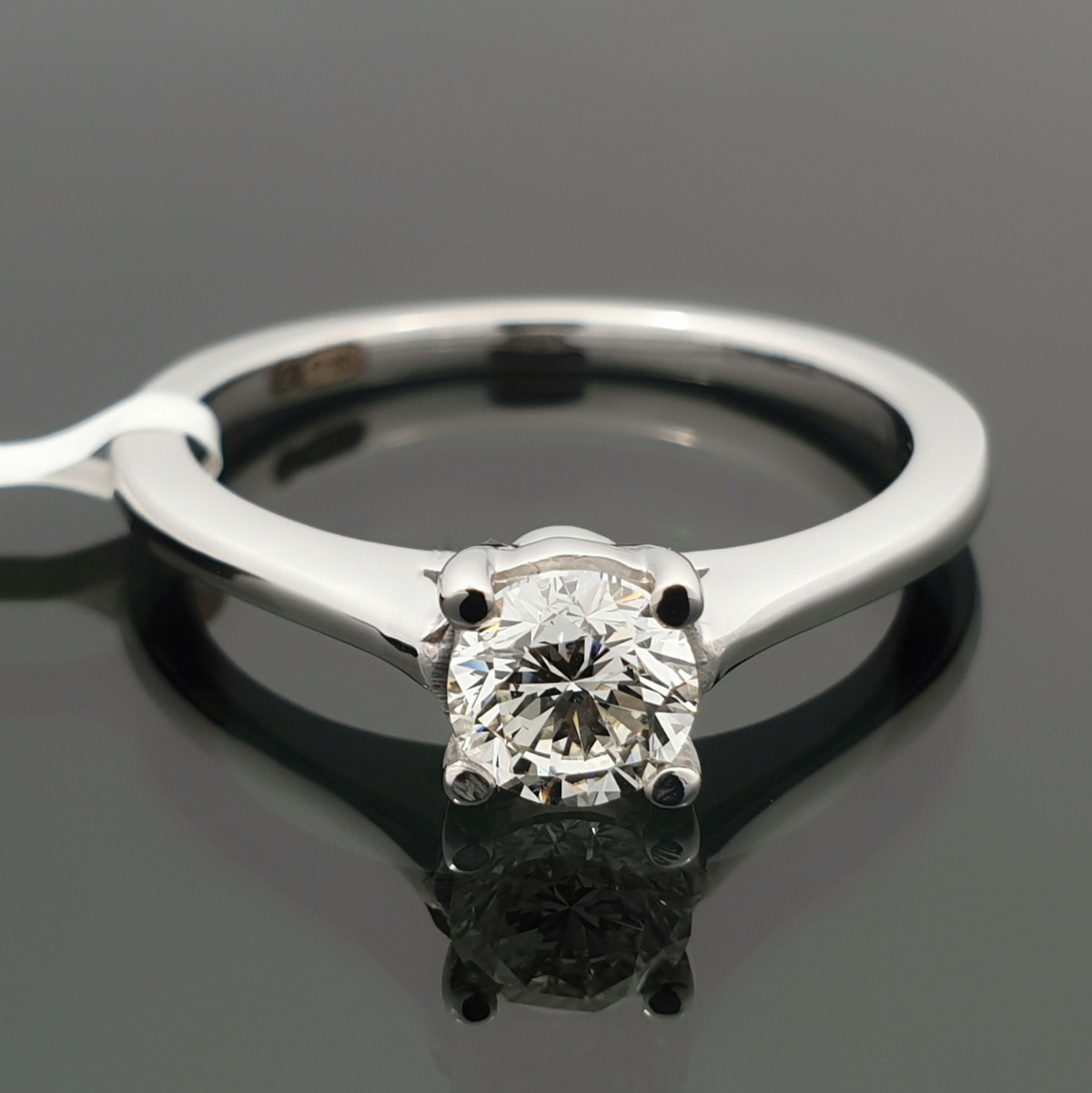 Balto aukso sužadėtuvių žiedas su deimantu (2160) 1