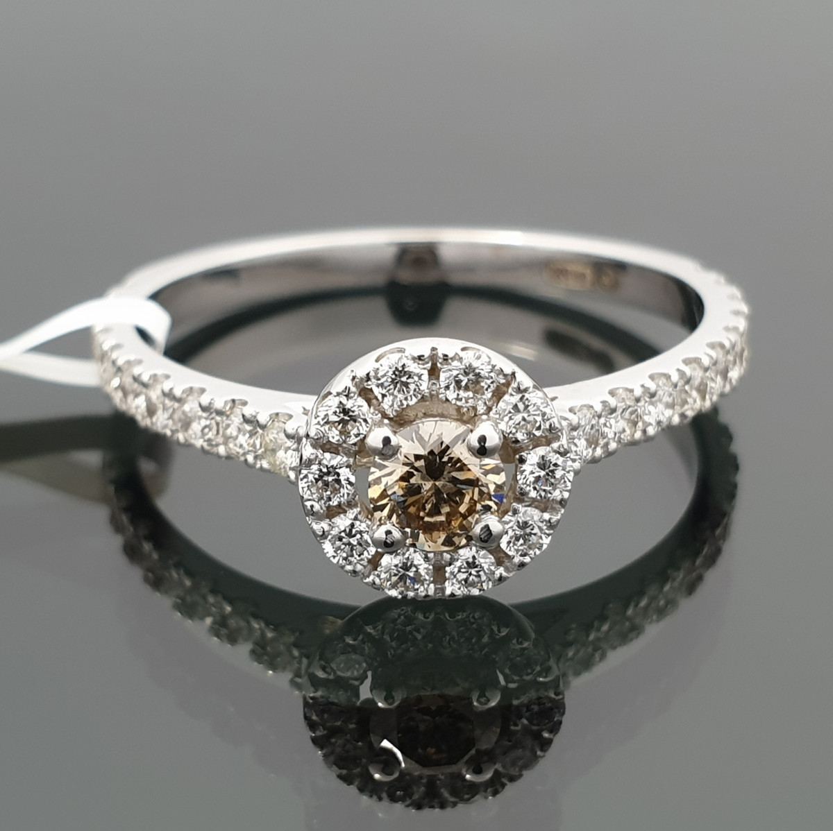 Balto aukso Halo žiedas su konjakiniu deimantu (2069) 1