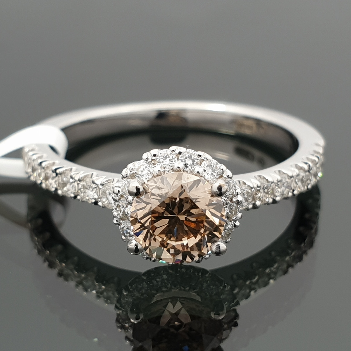 Halo žiedas su konjakiniu deimantu (2072) 1