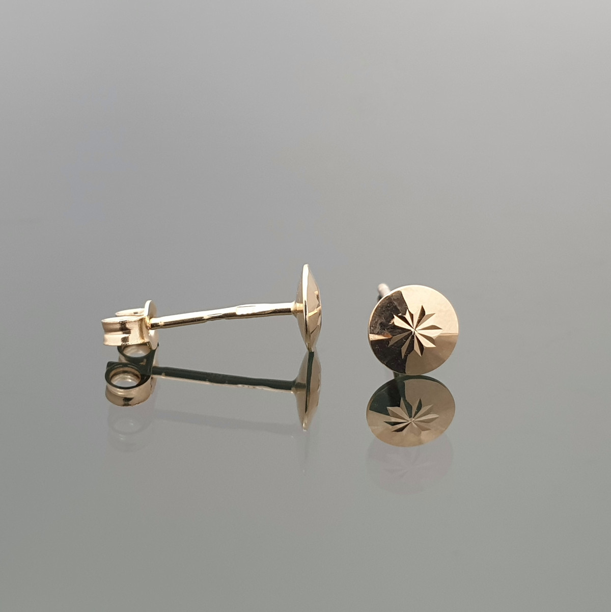  Small gold earrings (1139)