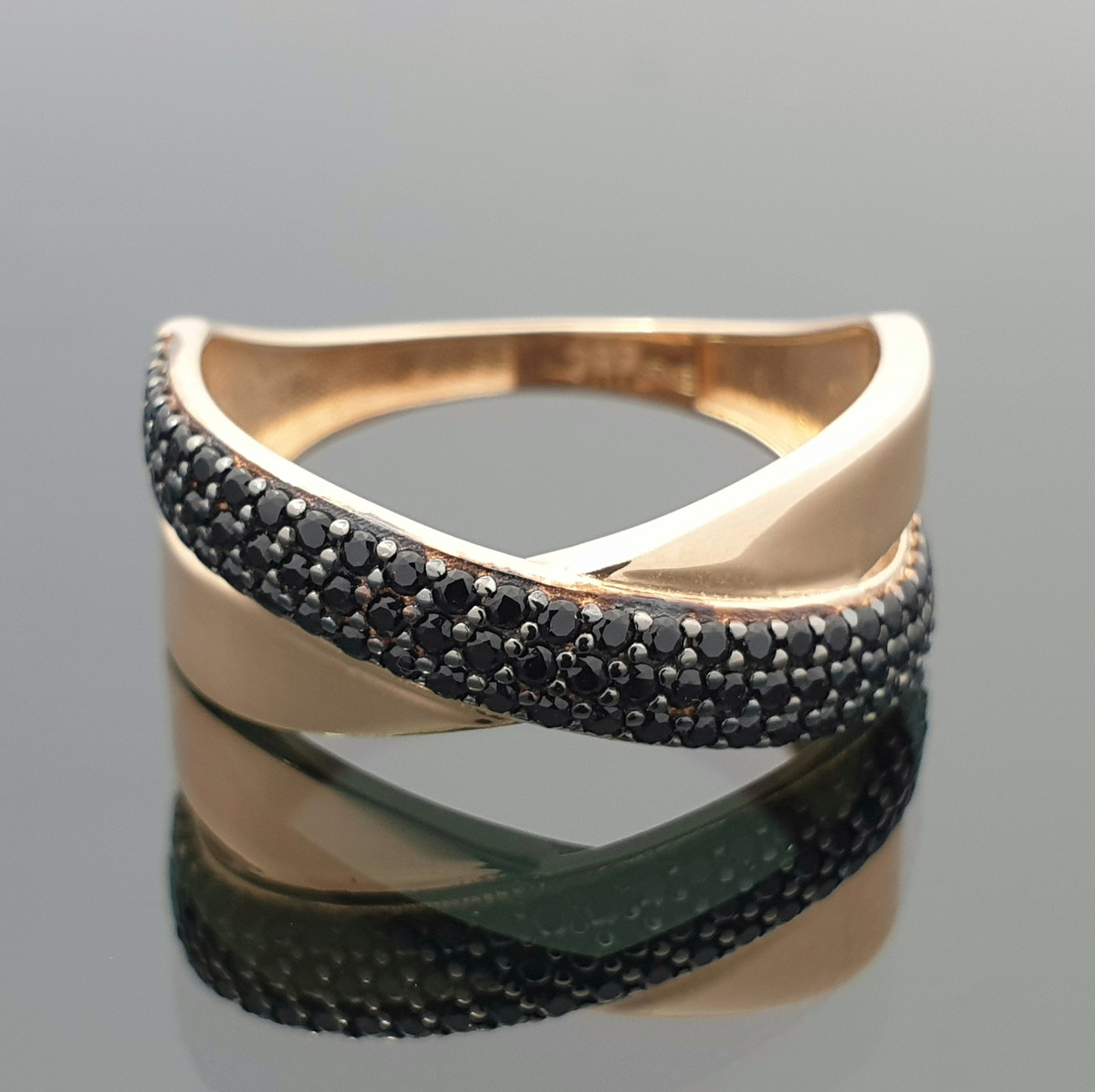 Auksinis žiedas dekoruotas juodomis akutėmis (1198)
