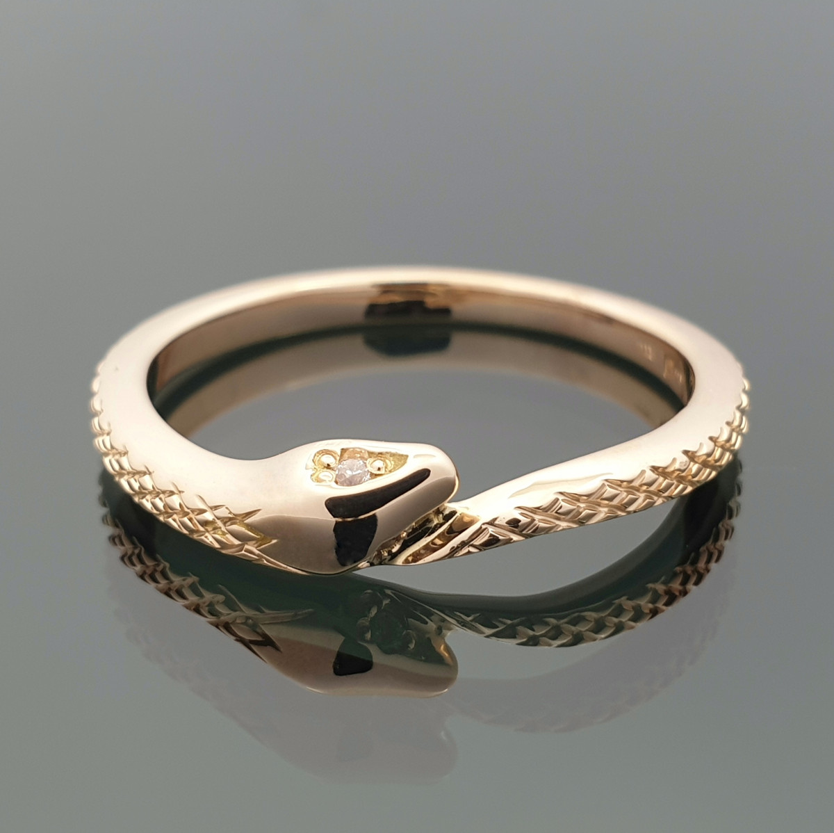 Auksinis žiedas "Gyvatė" su akutėmis (1205)