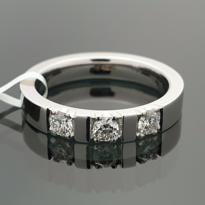  White gold ring with diamonds (1828)