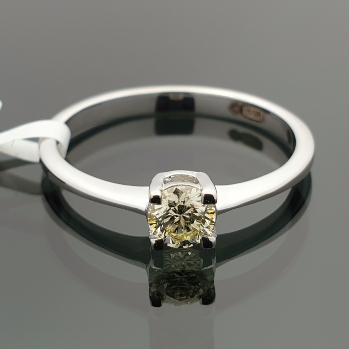 Balto aukso sužadėtuvių žiedas dekoruotas "Fancy" briliantu (1846)