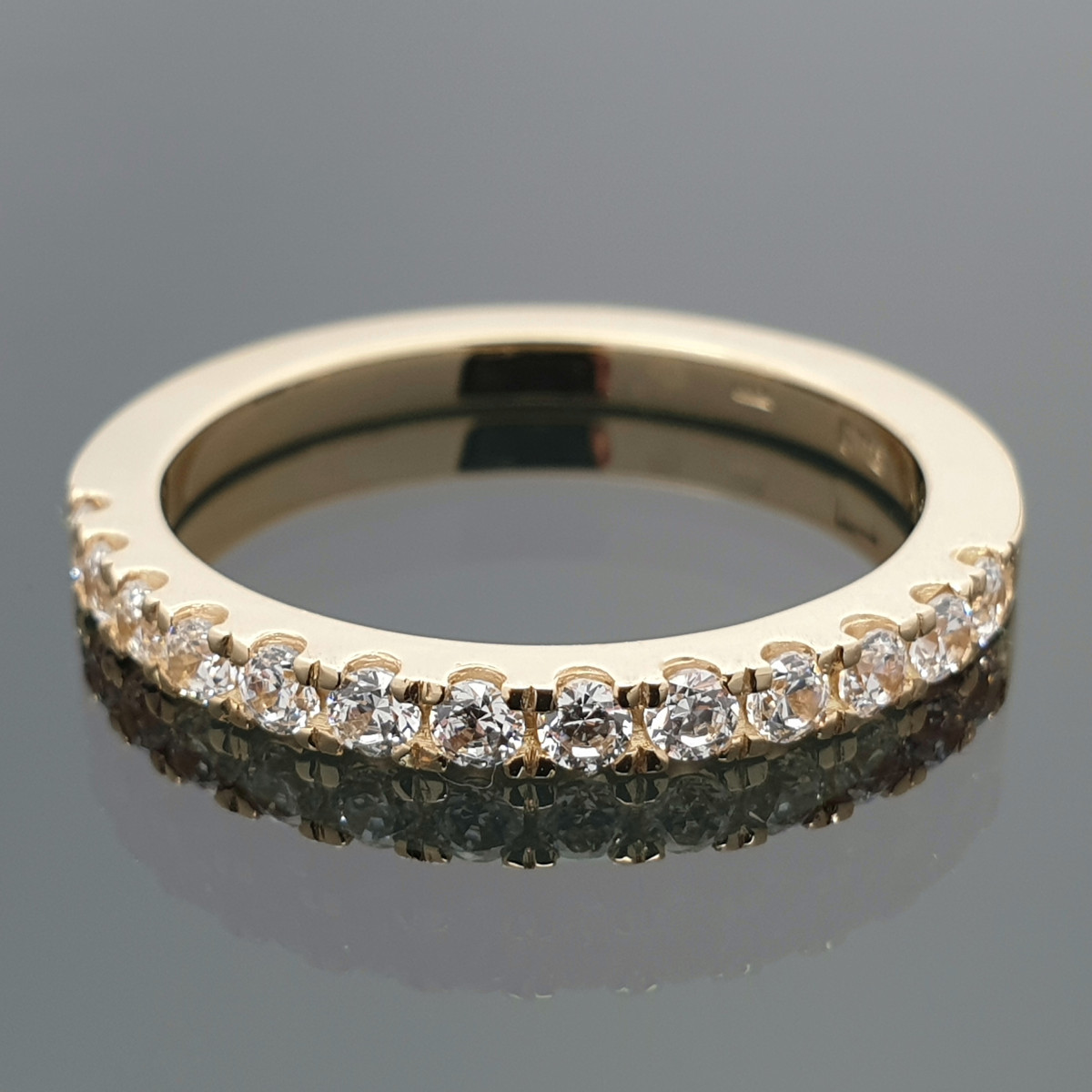 Geltono aukso žiedas dekoruotas akučių juostele (1113) 1