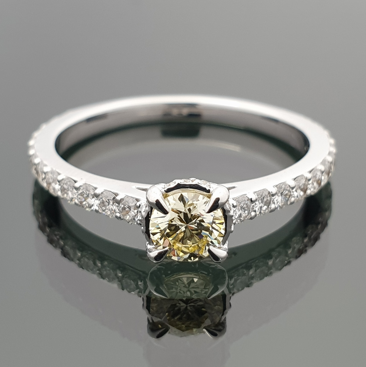 Balto aukso sužadėtuvių žiedas dekoruotas "Fancy" briliantu (1812) 1