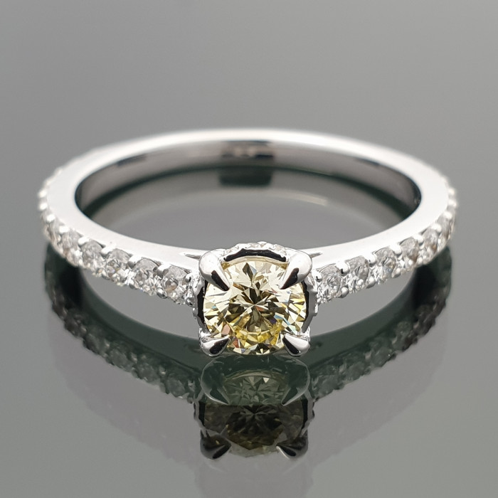 Balto aukso sužadėtuvių žiedas dekoruotas "Fancy" briliantu (1812)