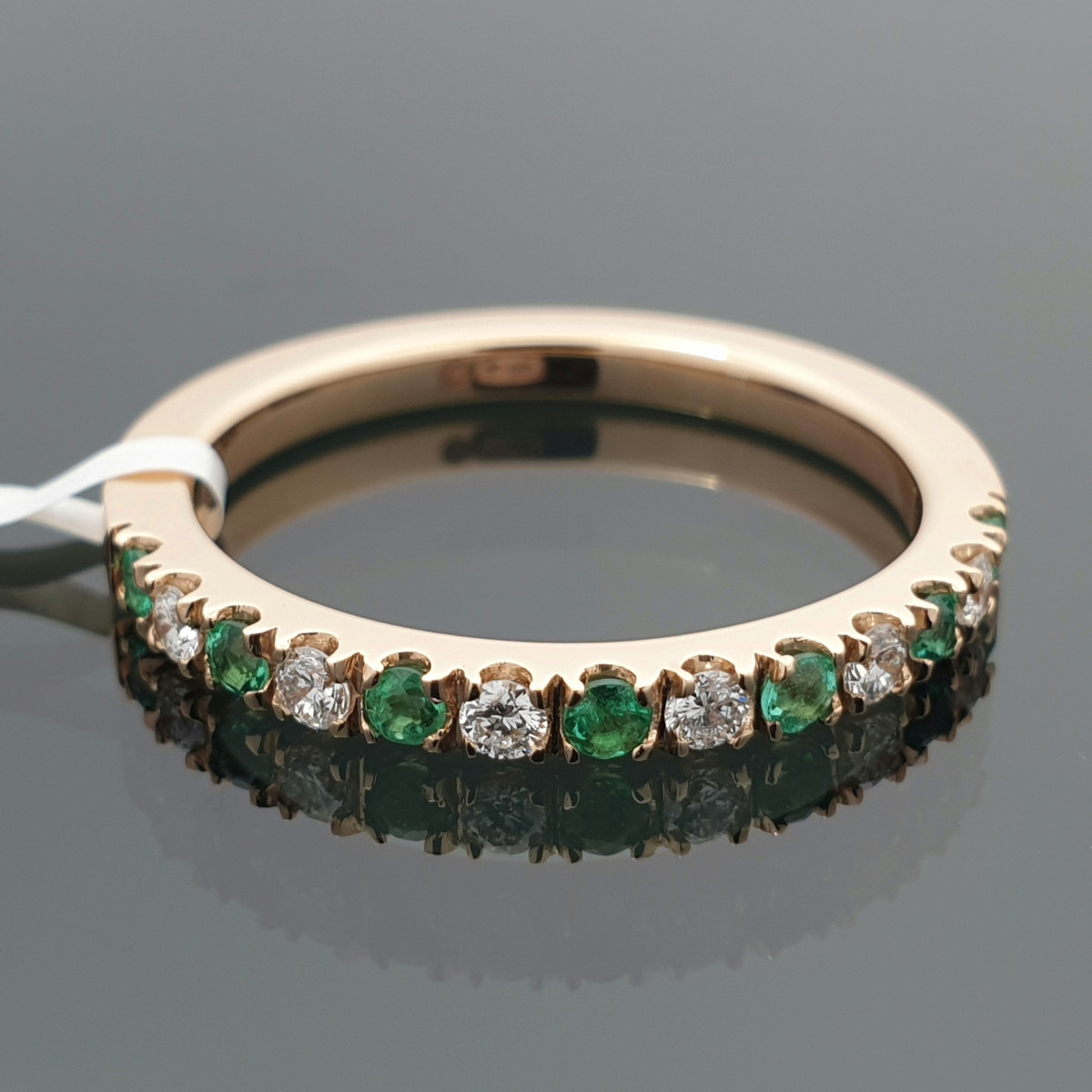 Auksinis žiedas dekoruotas briliantų ir smaragdų juostele (1820) 1
