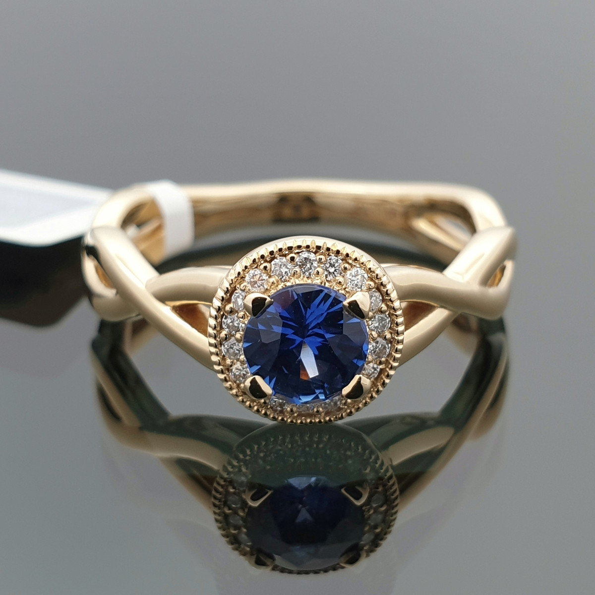Auksinis žiedas dekoruotas mėlynu safyru ir briliantais (1780) 1