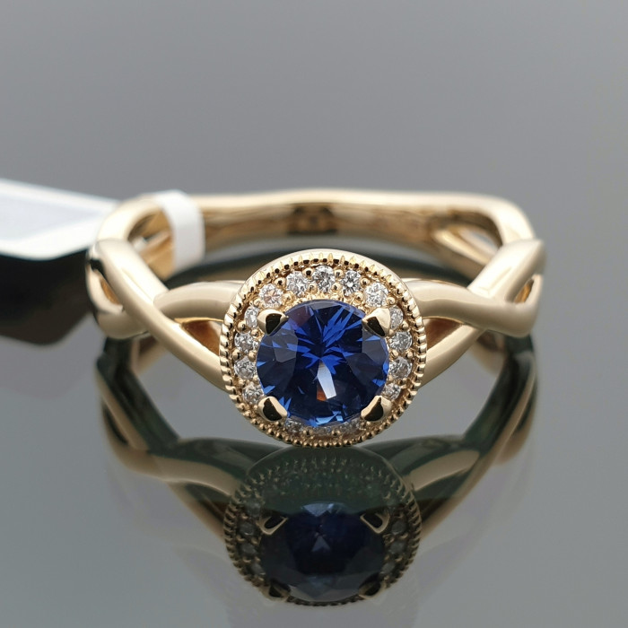 Auksinis žiedas dekoruotas mėlynu safyru ir briliantais (1780)
