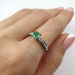 Auksinis žiedas dekoruotas smaragdu ir briliantais "Noelė" (1028) 4