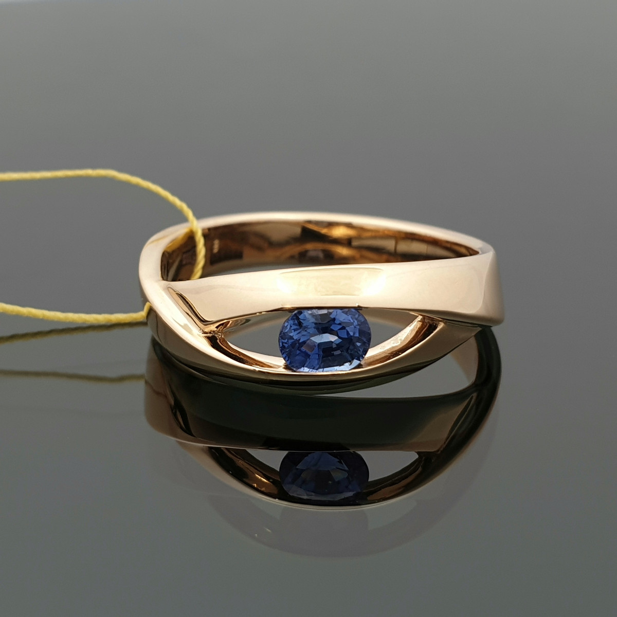Auksinis žiedas dekoruotas mėlynu safyru (1006)