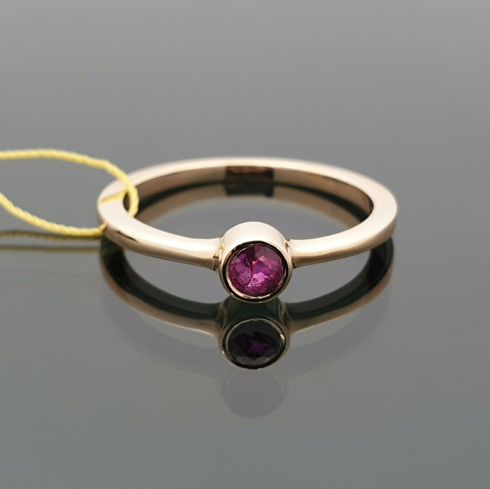Auksinis žiedas dekoruotas rubinu (1073)