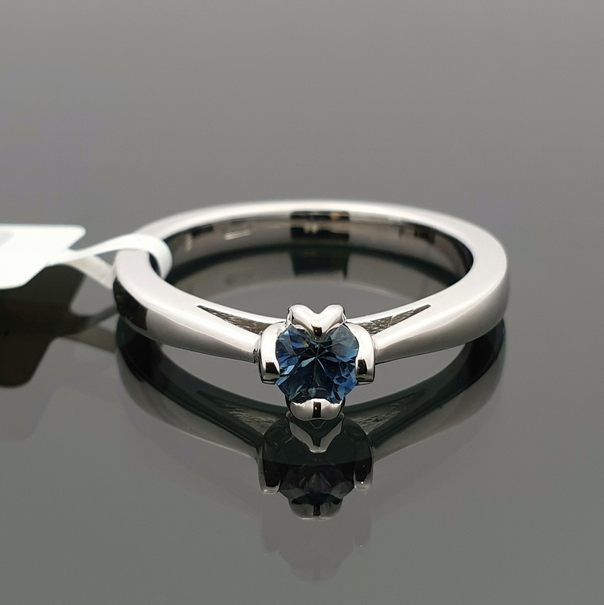 White gold ring decorated with blue sapphire (1178) 1