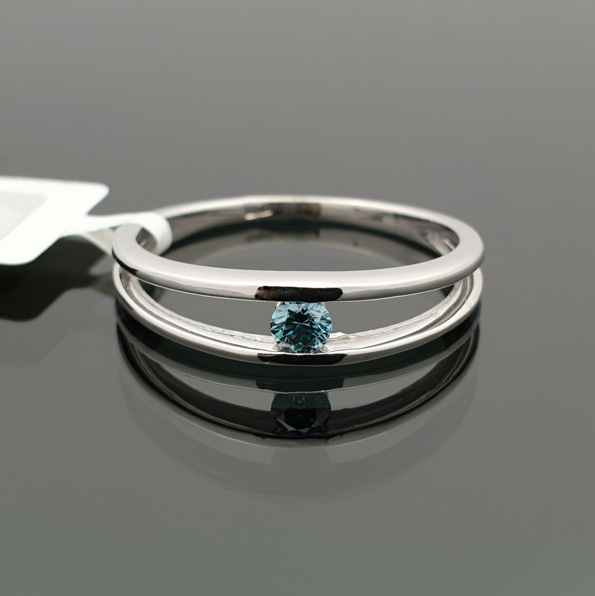 Balto aukso žiedas dekoruotas mėlynu deimantu (1197) 1