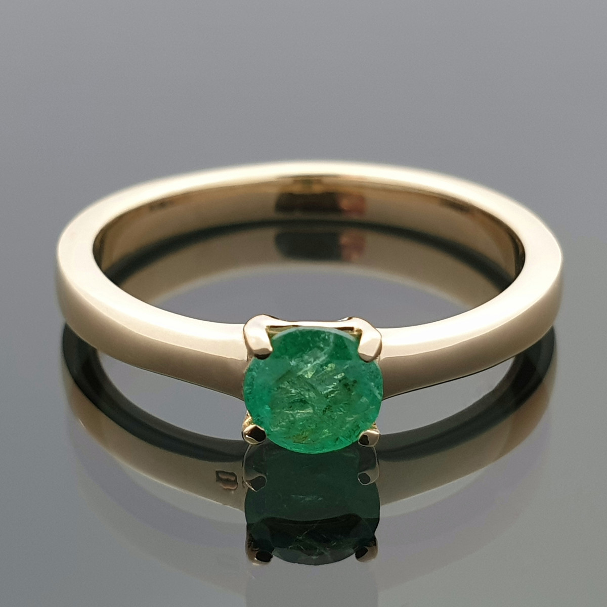 Geltono aukso žiedas dekoruotas smaragdu (z1362) 1