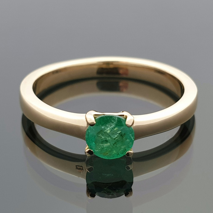 Geltono aukso žiedas dekoruotas smaragdu (z1362)