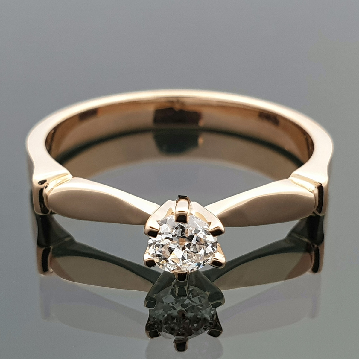  Gold ring decorated with a diamond (z1363) 1