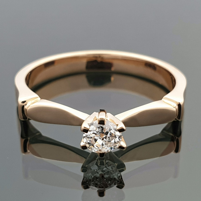 Auksinis žiedas dekoruotas briliantu (z1363)