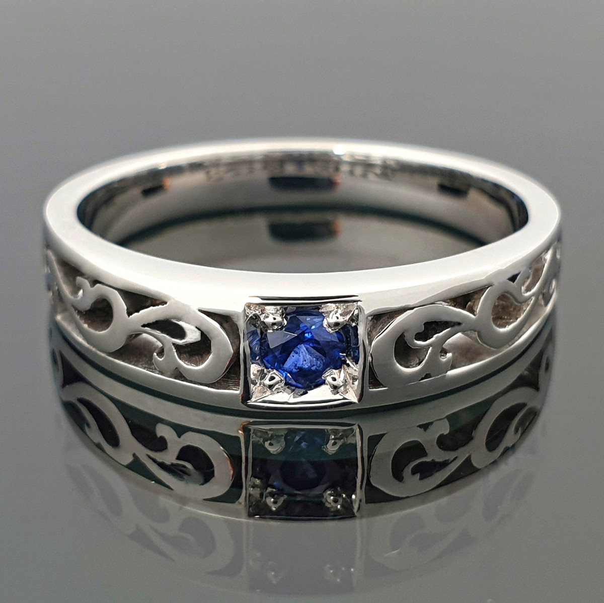 Balto aukso žiedas dekoruotas mėlynu safyru "Fausta" (z1366)